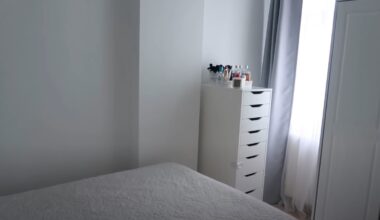 beyaz yatak odası dekorasyonu örneği
