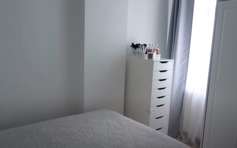 beyaz yatak odası dekorasyonu örneği
